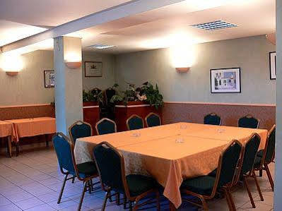 Logis Auberge Des Vieux Chenes Malemort Eksteriør bilde